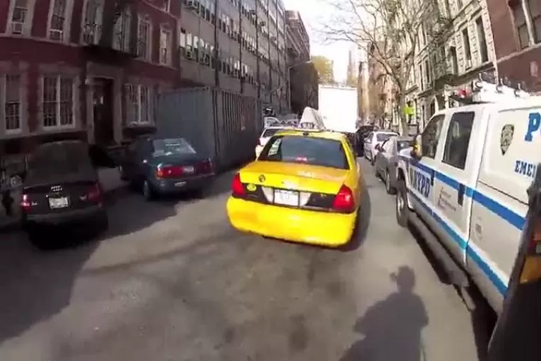 Officier NYPD escorte un motard qui roule sur le trottoir