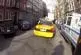 Officier NYPD escorte un motard qui roule sur le trottoir
