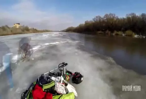 Russes se tailler leur propre île de glace flottante