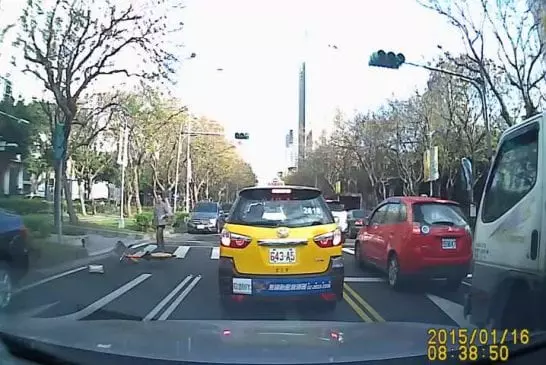 Femme à vélo se fait frapper en voiture