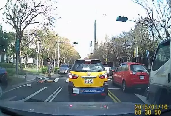 Femme à vélo se fait frapper en voiture