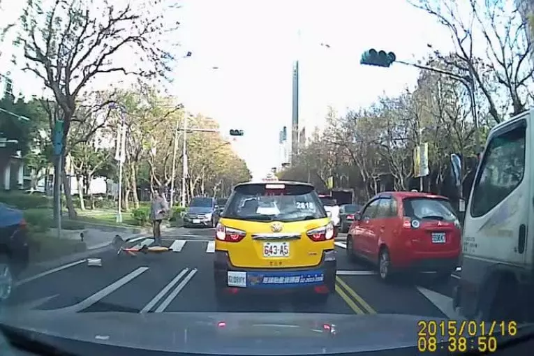Femme à vélo se fait frapper en voiture