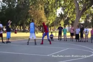 Spiderman joue au basket