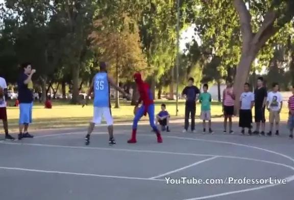 Spiderman joue au basket