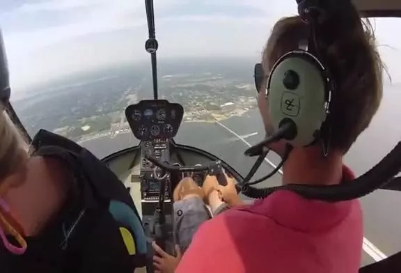 Saut depuis un hélicoptère sur la plage de Navarre en Espagne