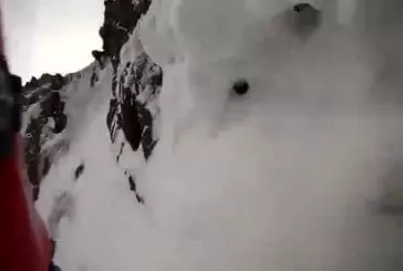 Escaladeur tombe d'une montagne enneigée