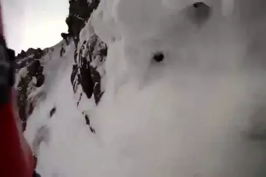 Escaladeur tombe d'une montagne enneigée