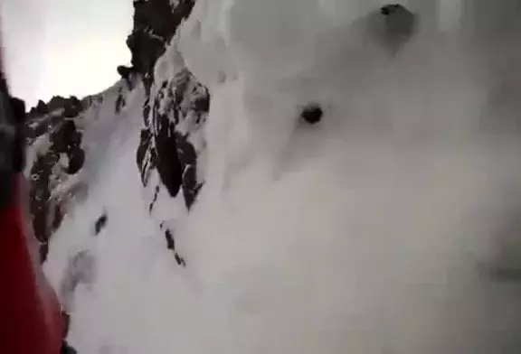 Escaladeur tombe d'une montagne enneigée