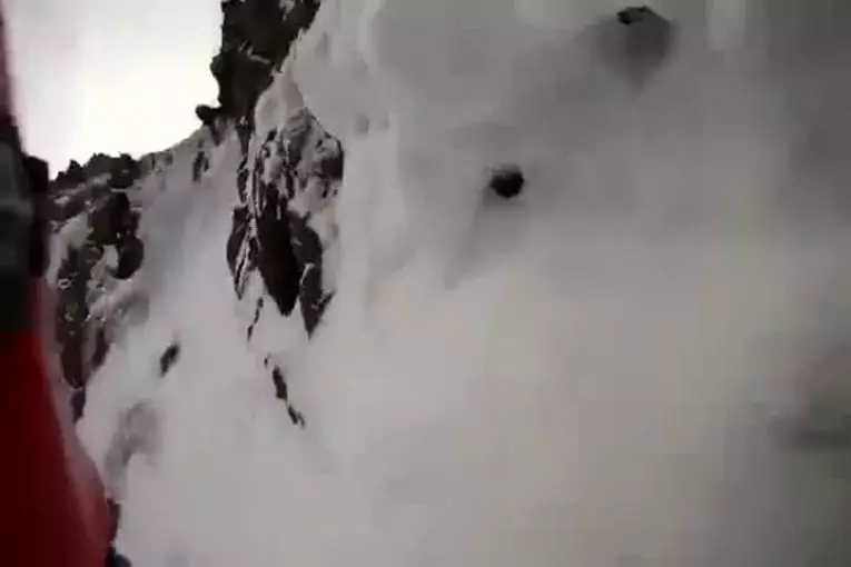 Escaladeur tombe d'une montagne enneigée