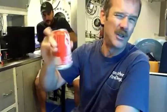Secouer et ouvrir un soda au fond de l’océan