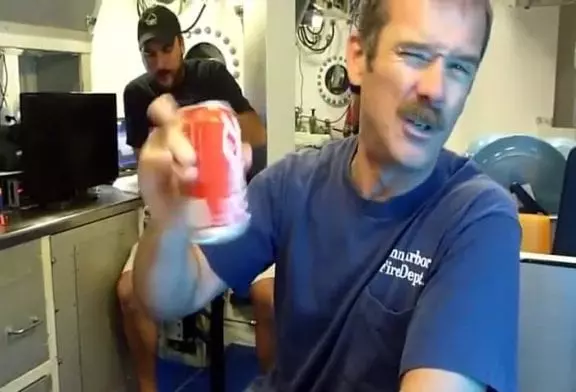Secouer et ouvrir un soda au fond de l’océan
