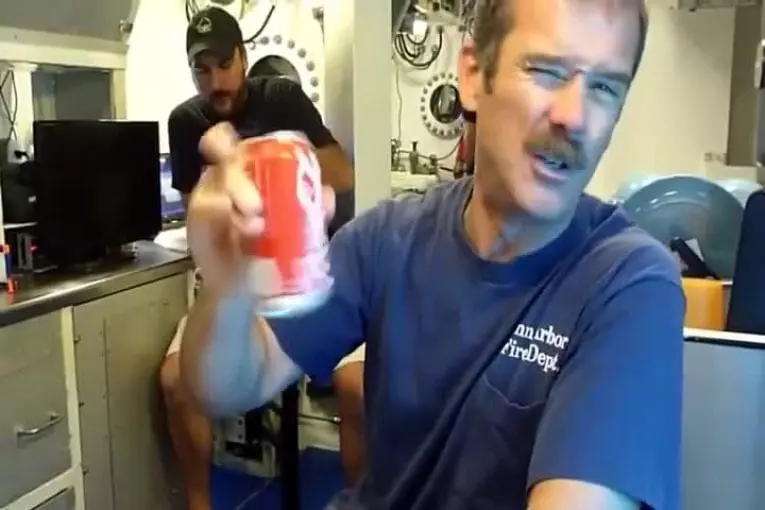Secouer et ouvrir un soda au fond de l’océan