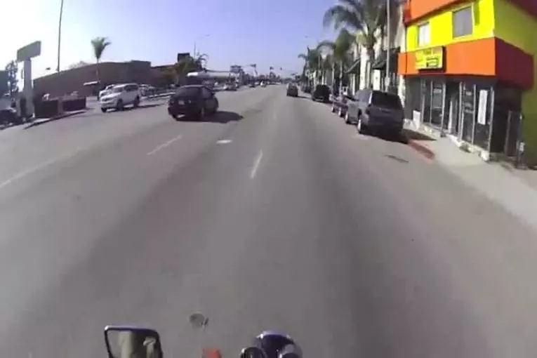 Motard fait mourir de peur un chauffard qui a brulé un feu rouge
