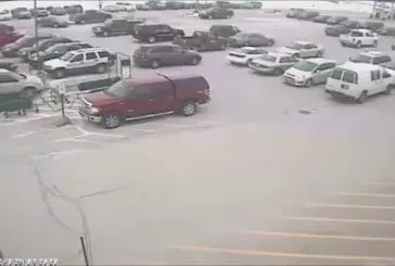 Vieil homme de 80 ans fonce dans 10 voitures sur un parking