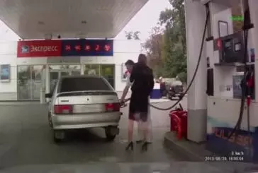 Femme à la station d’essence