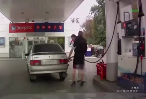 Femme à la station d’essence