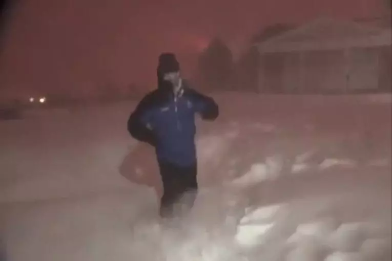 Météorologue hyper content suite à un coup de tonnerre dans la neige