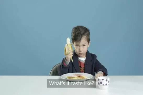 Enfants américains goutent le petit déjeuner des différents pays du monde