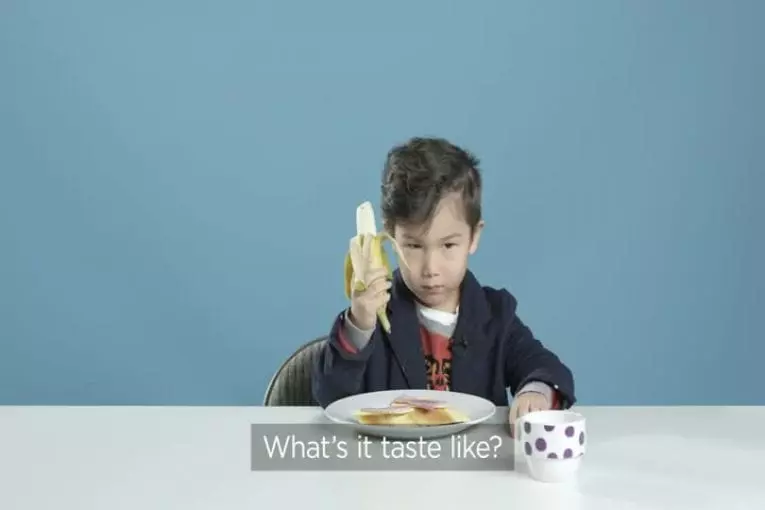 Enfants américains goutent le petit déjeuner des différents pays du monde