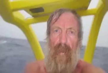 Homme kayaks travers l’Atlantique
