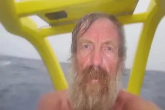 Homme kayaks travers l’Atlantique