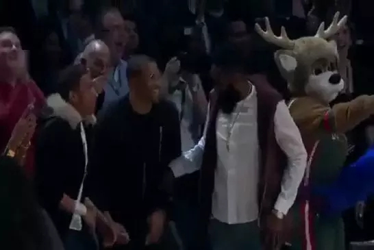 Dunk incroyable par Zach lavine