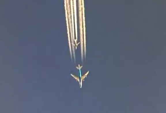 Boeing 747 dépasser un boeing 737