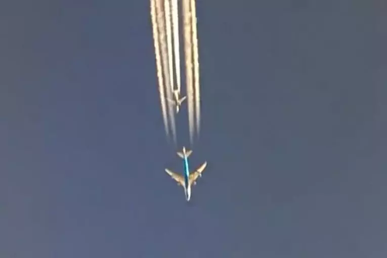 Boeing 747 dépasser un boeing 737