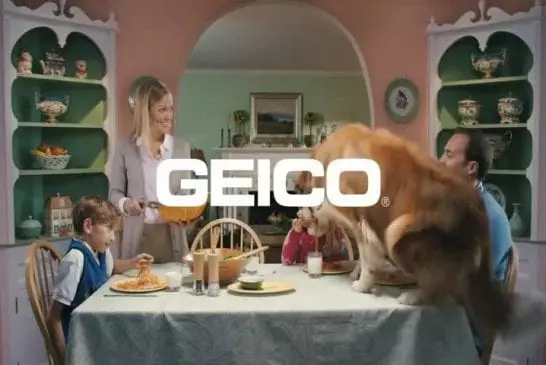 Publicité Geico avec un chien vraiment affamé