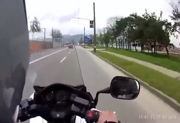 Aider un coureur de bus