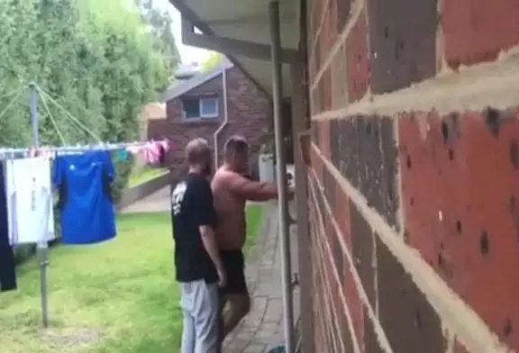 Père en colère contre l’arroseur