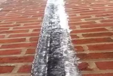 De l'eau qui coule dans un tuyau de glace