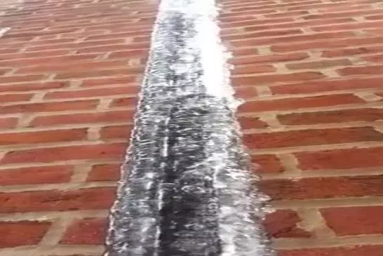 De l'eau qui coule dans un tuyau de glace