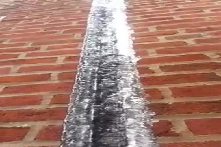 De l'eau qui coule dans un tuyau de glace