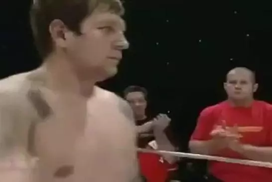 Russe au regard qui tue avant un combat de MMA