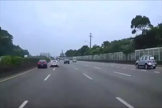 Salaud en Ferrari provoque un accident