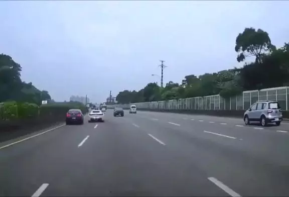 Salaud en Ferrari provoque un accident