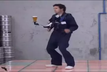 Danser avec une bière