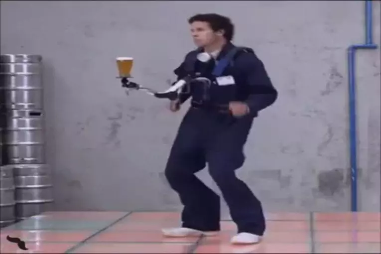 Danser avec une bière