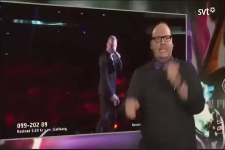 Gars utilise le langage des signes pour interpréter la chanson