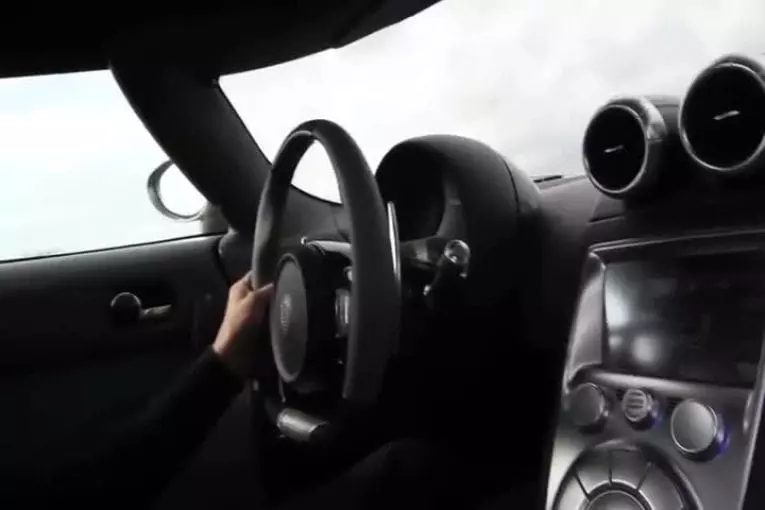 Koenigsegg Agera R possède bugatti veyron