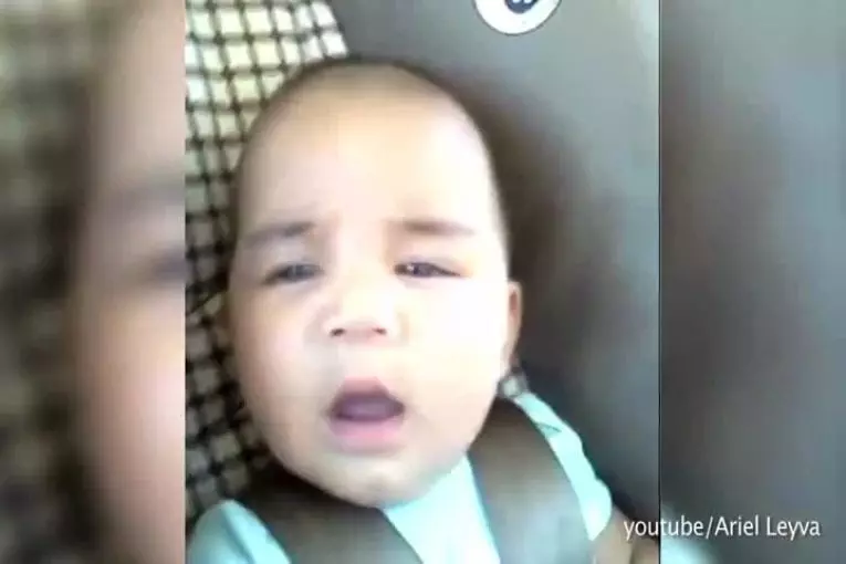 Visages de bébé dans un tunnel