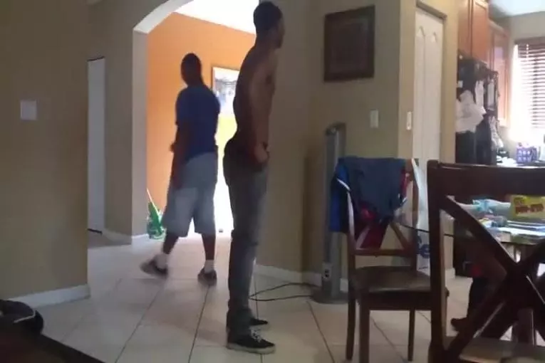 Père énervé au fils pour porter des jeans skinny