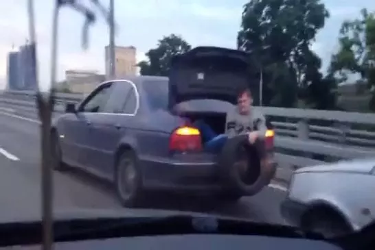 Les gars utilisent bmw pour remorquer la voiture