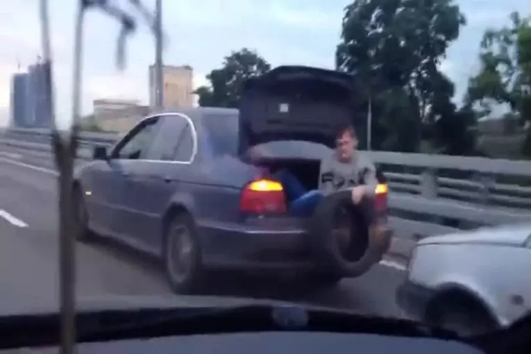 Les gars utilisent bmw pour remorquer la voiture