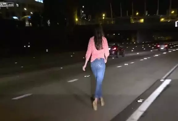 Fille bourrée marche sur l’autoroute