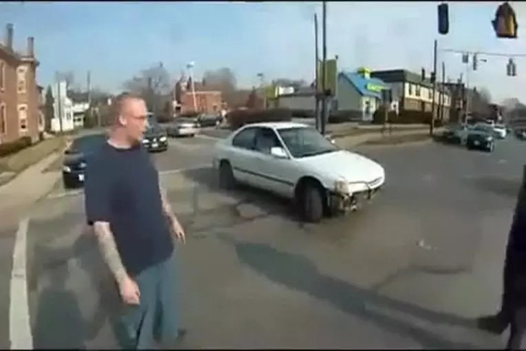 POV d'un accident de moto dans un carrefour