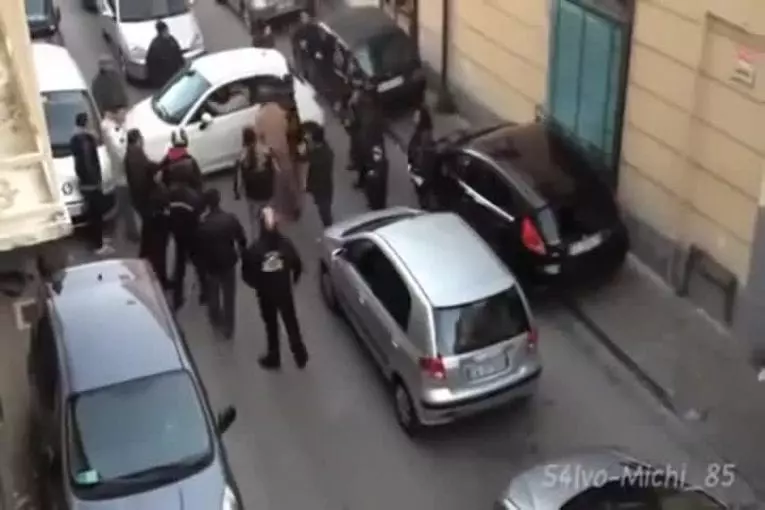 Bloquer la circulation dans une petite rue de Naples