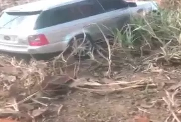 Jeep coincée dans une pente