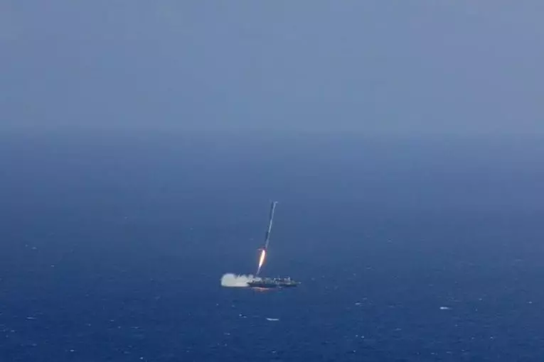 Fusée Falcon 9 explose en attérissant sur un bateau